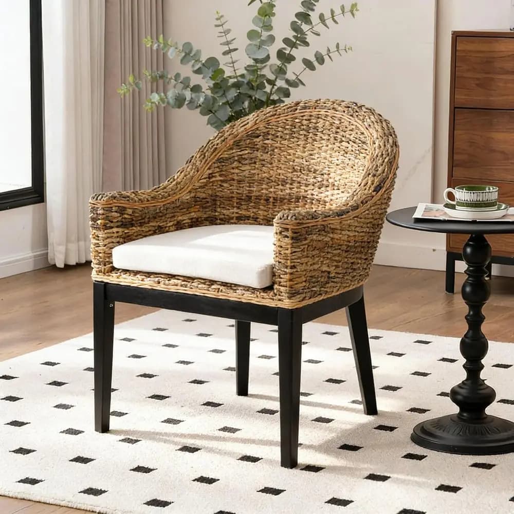 Poltrona in Rattan Moderna con Braccioli in Rattan Naturale, Gambe in Legno Massello Nero e Cuscino Beige, Sedia Relax