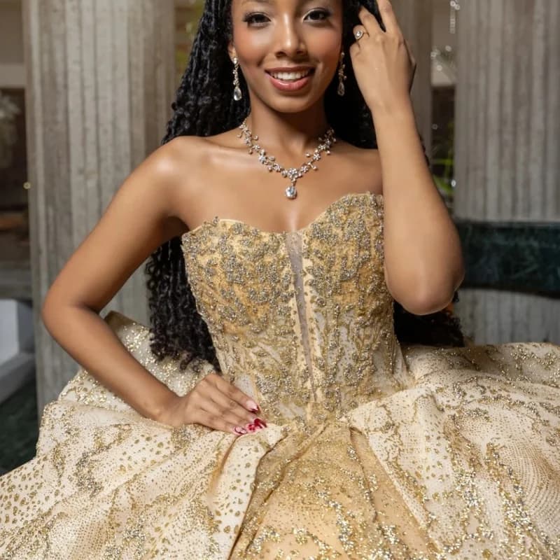 Abito Quinceanera in oro champagne lucido con paillettes dorate Decalcomania Coda lunga Fiocco grande Abiti da 15 Quinceanera Personalizza