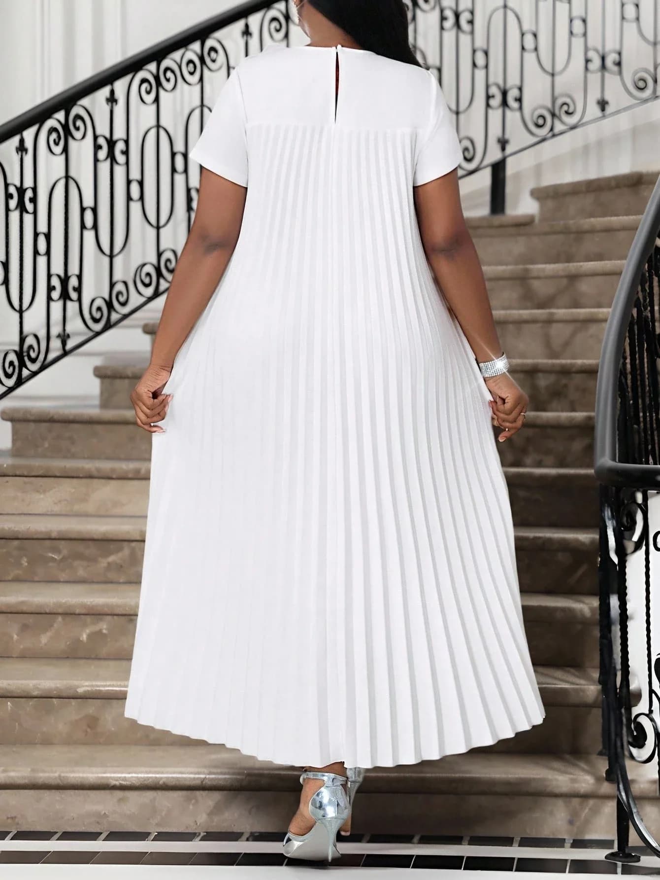 Abito Lungo Bianco Plissettato con Fiori 3D, Maniche Corte, Collo Tondo, Elegante per Occasioni Formali