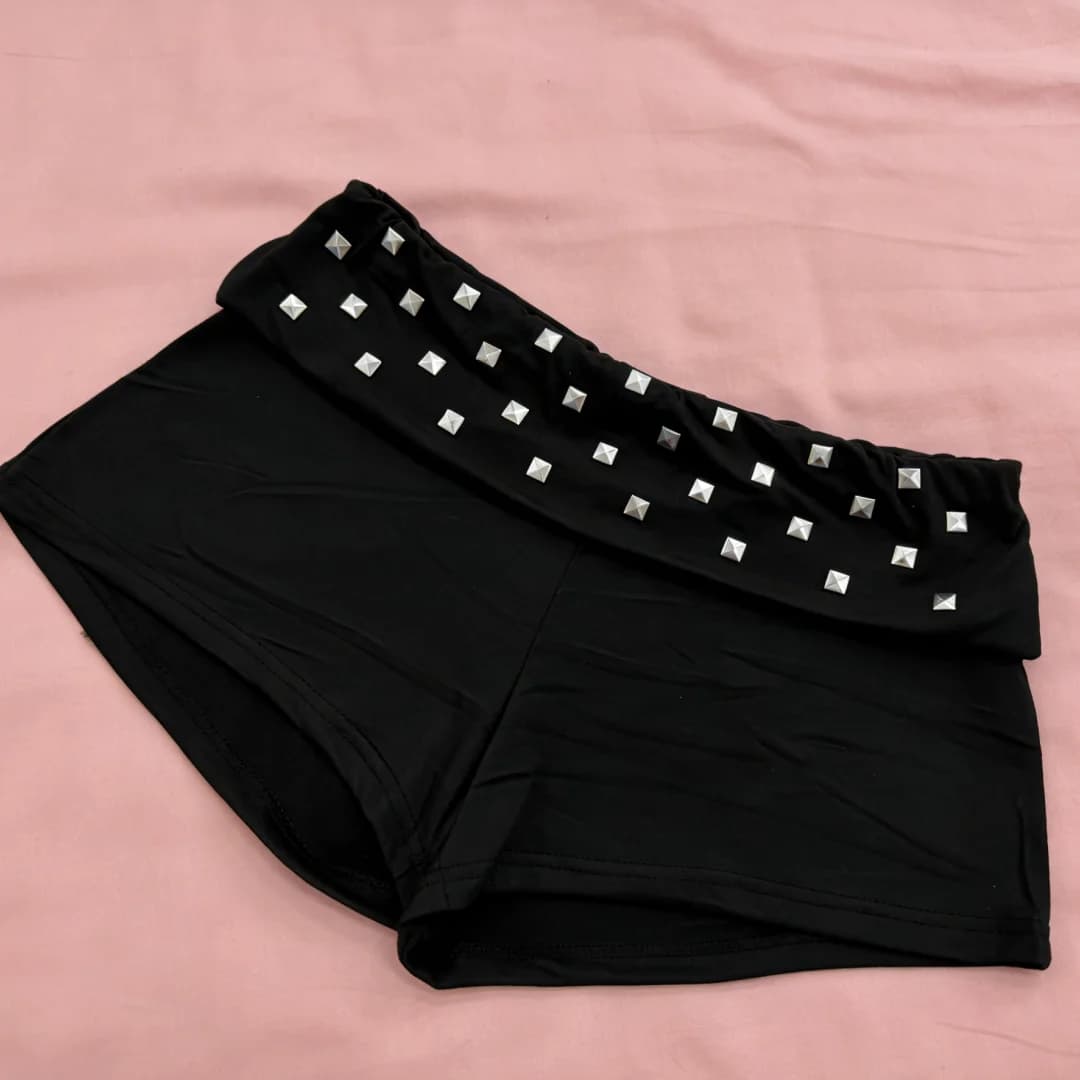 Shorts da donna casual punk neri con borchie metalliche, vita pieghevole a vita bassa, hot pants 2026