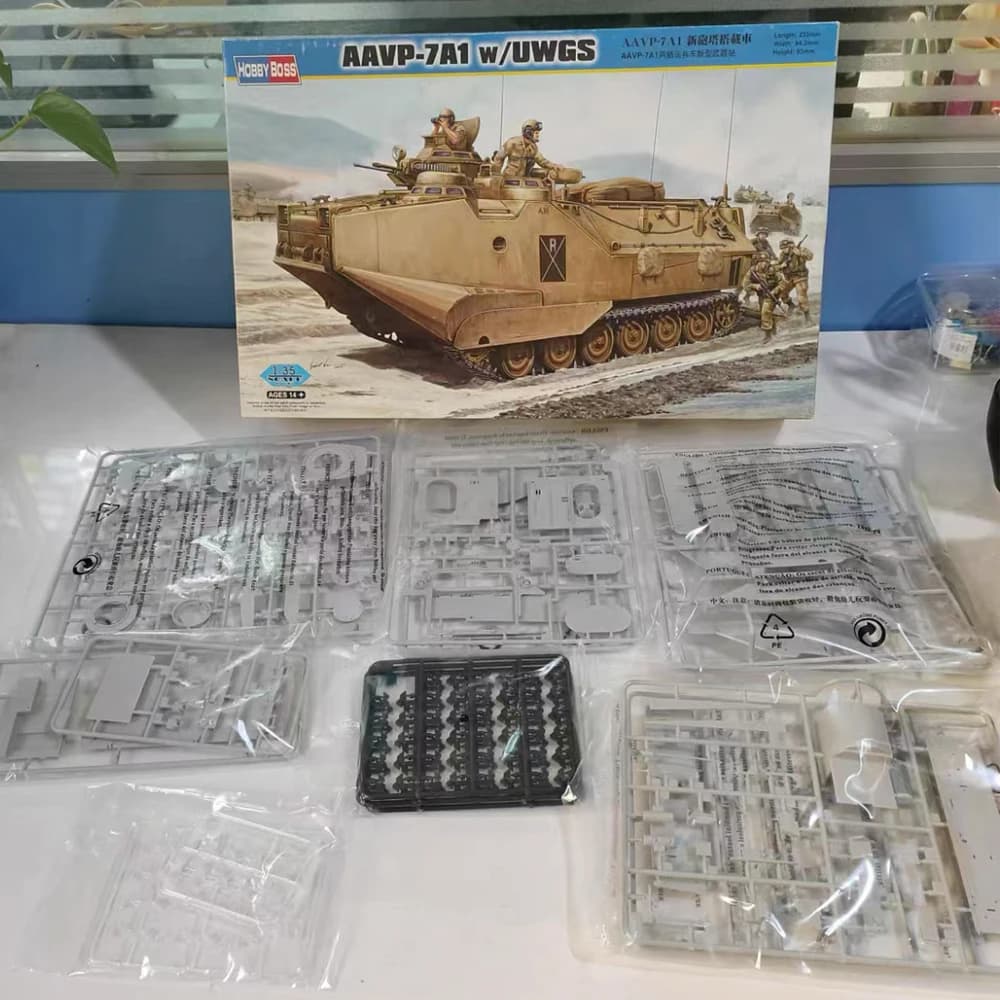 Hobbyboss 82412 Scala 1:35 AAVP7A1 AAVP-7A1 W/UWGS Kit modello in plastica per veicolo anfibio corazzato