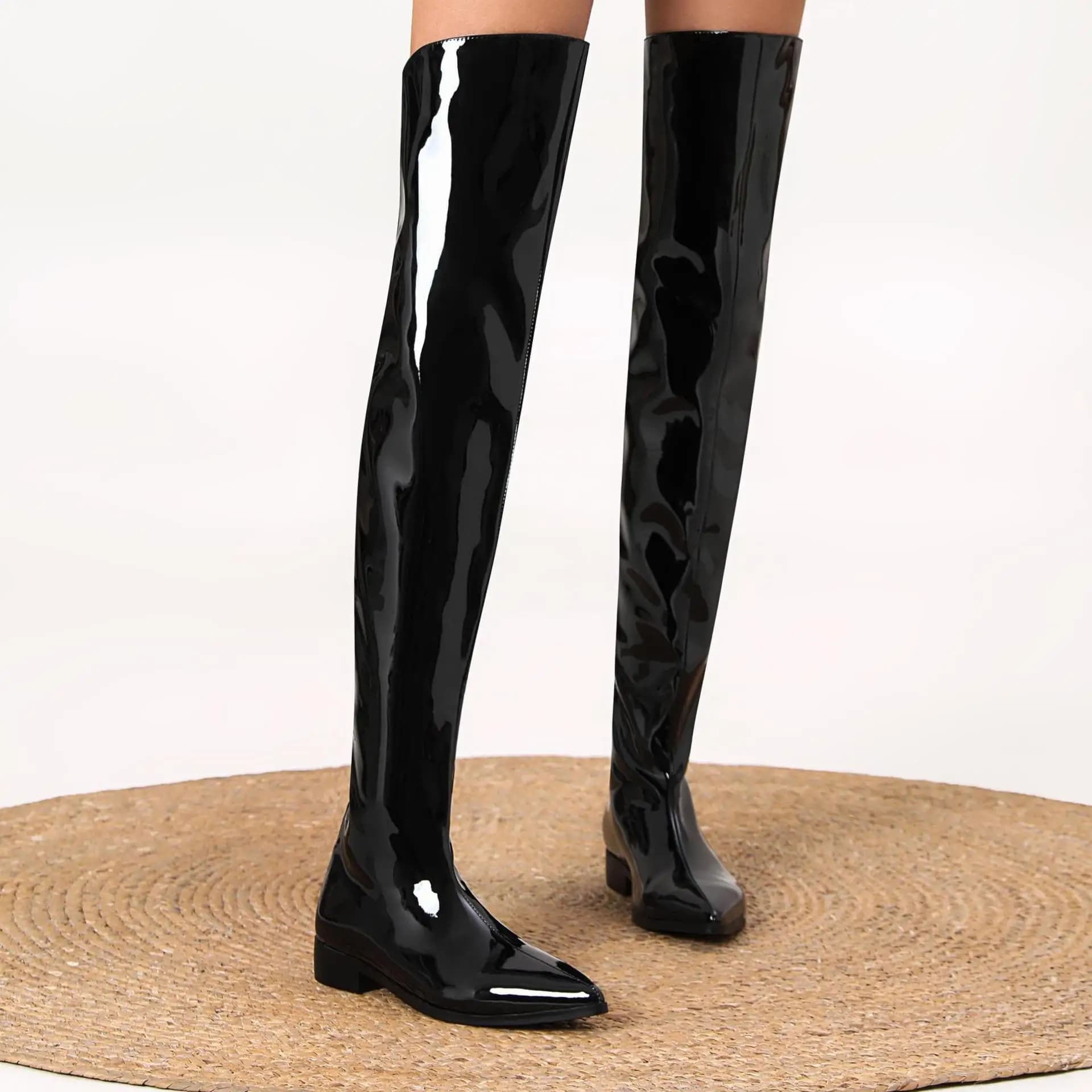 Stivali sopra il ginocchio in pelle verniciata nera da donna Stivali con tacco quadrato alla moda con calzature glamour dal design elegante e aderente