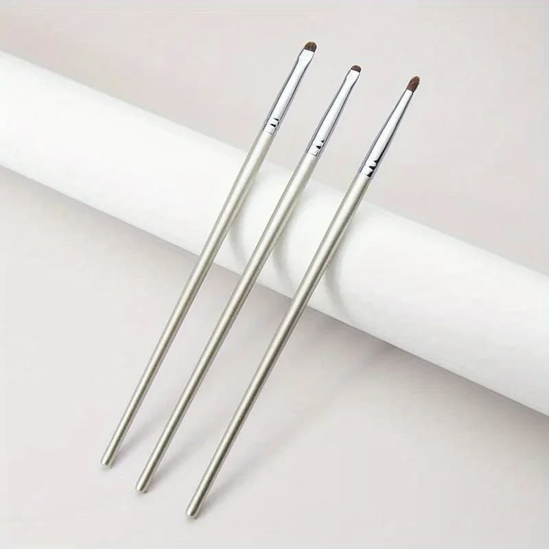 Small brush for eye shadow, ABS plastic handle, natural bristles, to shade details in smoky eye makeup, suitable for all skin types