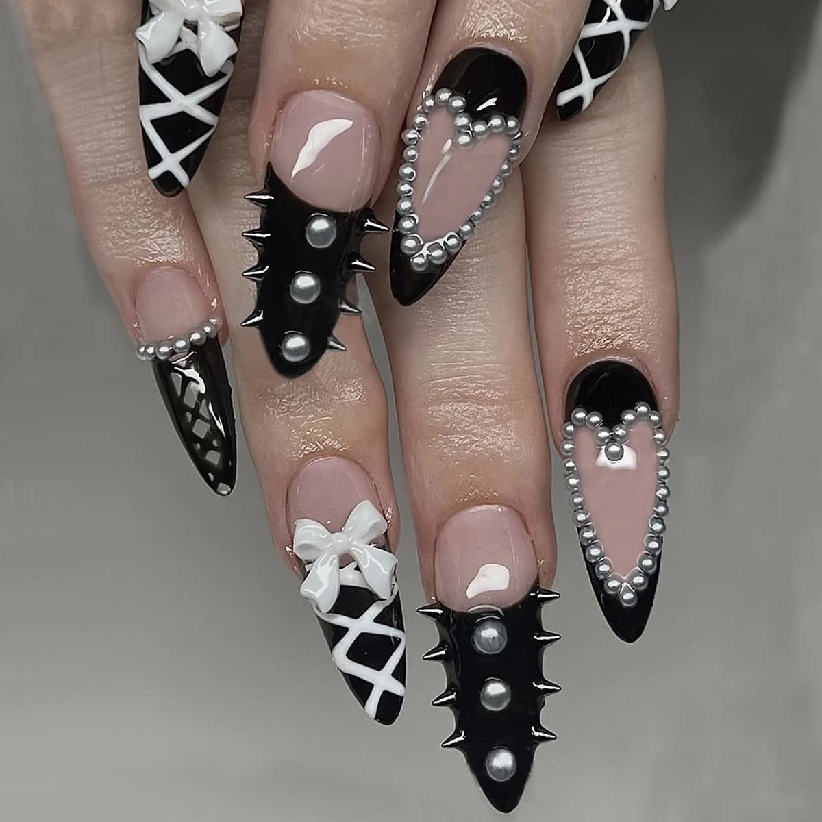 Black Fin Nails for Halloween, Pike Shape Pressure Nails, Nails Decorated in Mandorla, Fin Nails with Rivets and Flakes, 24 Pieces, Reusable Acrylic Nails