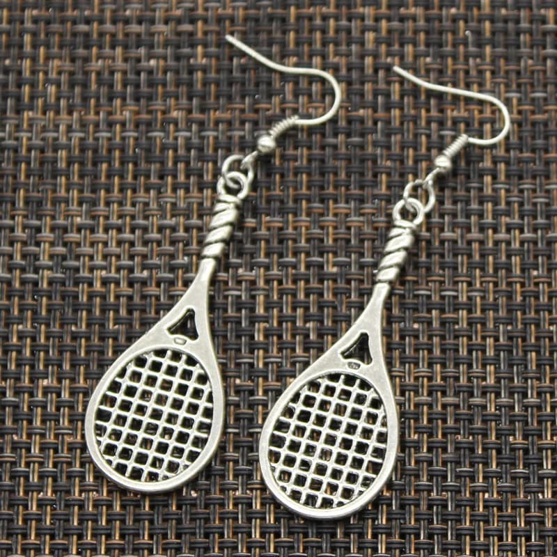 Nuovo di Modo Fatti A Mano Racchetta Da Tennis Pendenti Con Gemme E Perle di Colore Argento Orecchini Per Le Donne di Stile