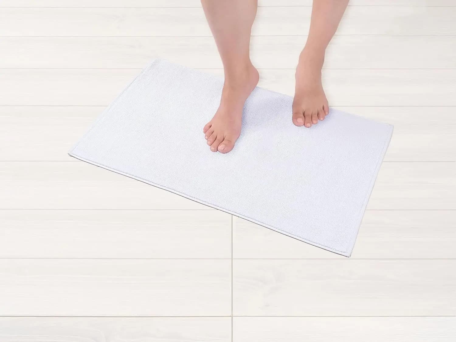Tappeto da Bagno in Morbido Cotone 17x24 Pollici, Antiscivolo e Lavabile, Tappetino Shaggy per Pavimento del Bagno, Tappeto Bianco