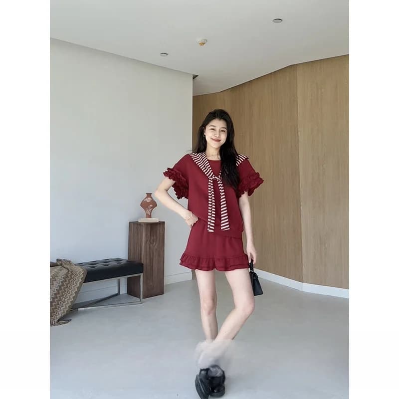 Set Estivo da Donna in Stile Coreano: Top a Maniche Corte con Volant e Spalle Scoperte a Righe, Pantaloncini, in Cotone, Collo Tondo