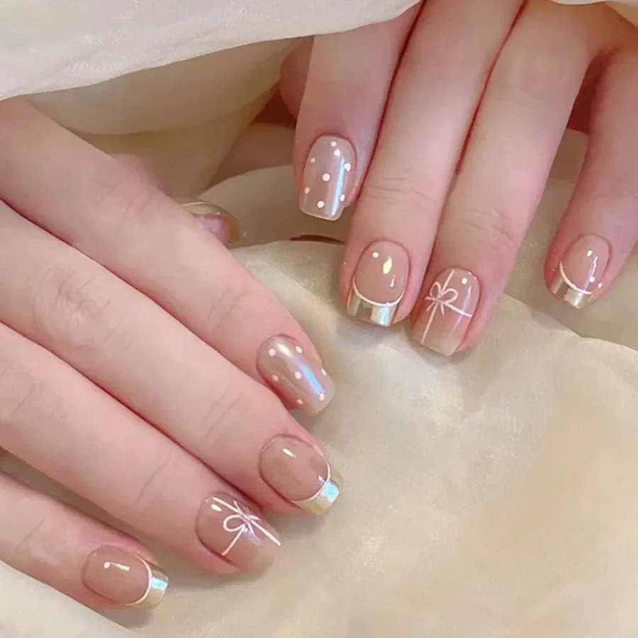 Unghie finte corte quadrate per donne e ragazze, colori nude e rossi con pois o cuori a ciliegia, stile francese, unghie finte press-on.