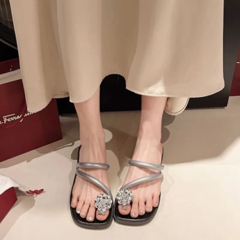 Women's Summer Sandals with Soft Soles, Decorated with Flowers and Diamonds, Versatile for External Use, Design with Strap between your fingers, Abbinable to skirts