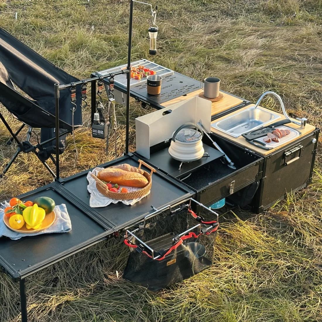 Cucina mobile da esterno montata su veicolo piccola scatola da cucina multifunzionale da campeggio fornello selvaggio fornello barbecue tavolo pieghevole