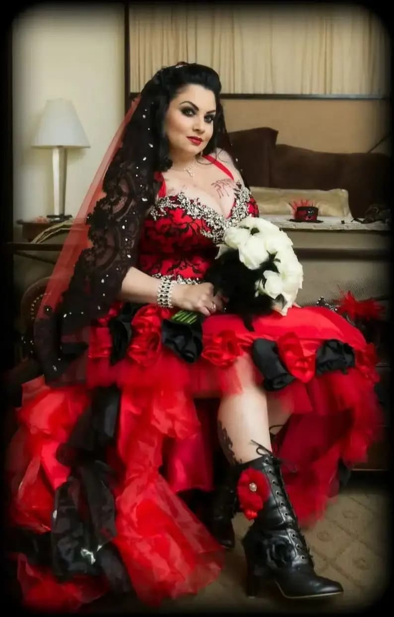 Abito da sposa rosso e nero da vampiro con fiori di strass Applicazioni in pizzo Abito da sposa gotico alto basso con scollo a V personalizzato