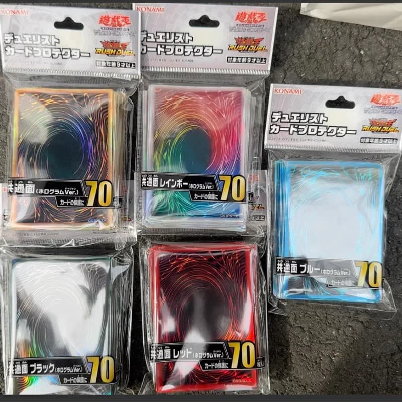 2025 Nuovo YuGiOh Duelist Buste per carte 70 pezzi 63x90mm HR Set olografico di 5 colori Maniche protettive anime ufficiali Regalo per bambini