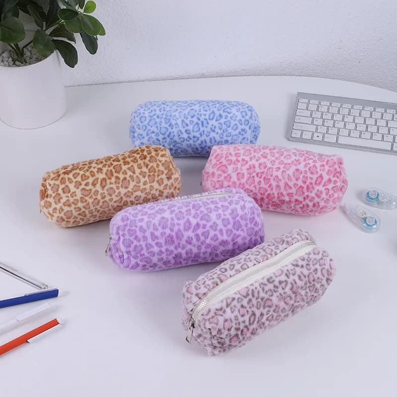 Y2K Astuccio per matite dolce leopardo Astuccio per trucco in peluche con morbida pelliccia sintetica Grande capacità Simpatico organizzatore di cancelleria cosmetica in stile