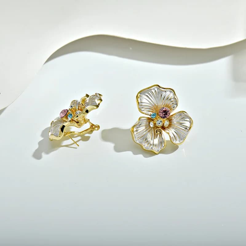 Enamel three-petal flower stud earrings, stylish and elegant, with a light luxury and sophisticated feel. Exaggerated earrings.