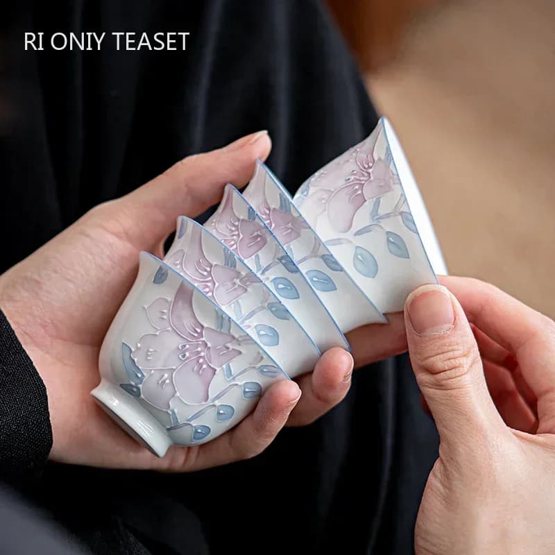 Tazza da tè cinese in ceramica dipinta a mano di fascia alta Fiori in rilievo tridimensionale Ciotola da tè Set da tè in porcellana per la casa Tazza principale Pu'er