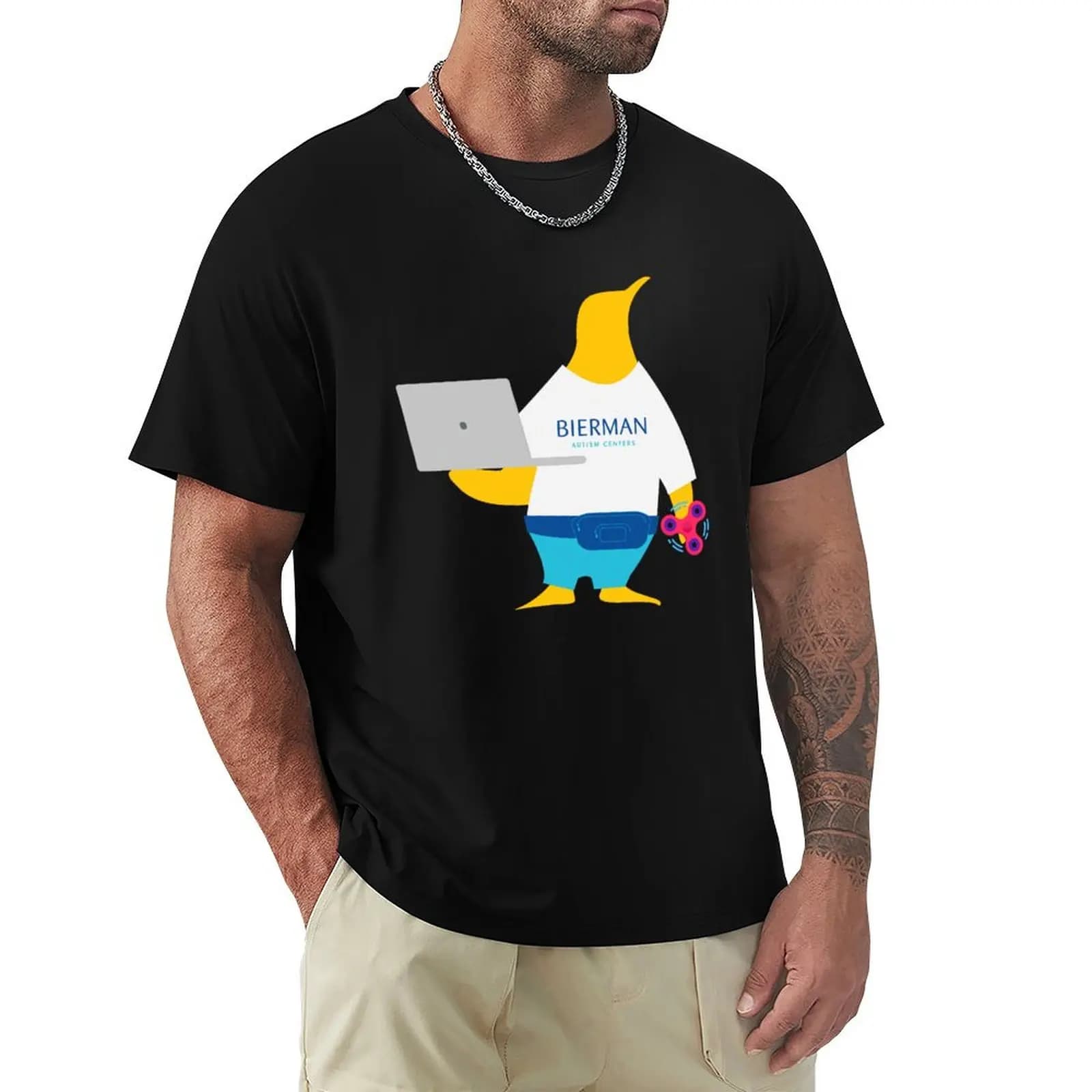 T-shirt con stampa classica a maniche corte del tecnico comportamentale Penguin con laptop