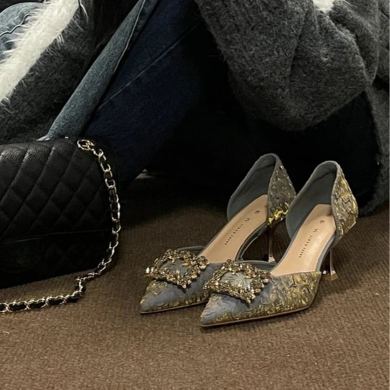 Scarpe con tacco alto alla moda con fibbia quadrata in cristallo. Sandali eleganti da donna con tacco a spillo e punta a punta blu, collezione estate 2026