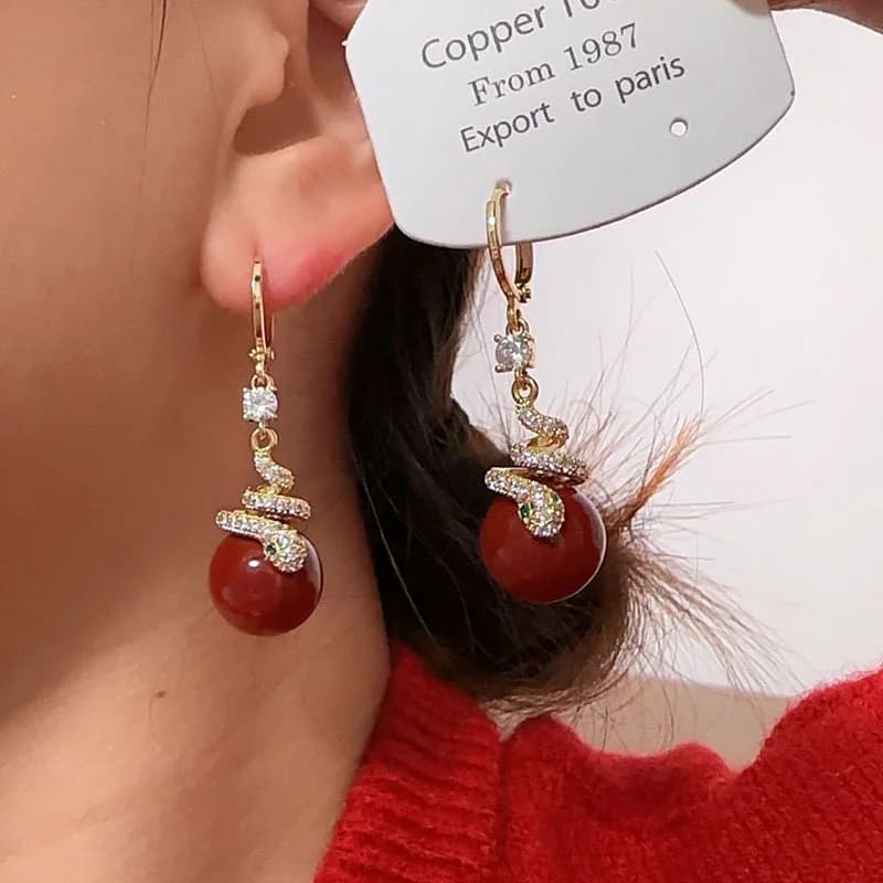 Lussuosi orecchini pendenti con perla rossa serpente zircone per le donne Accessorio quotidiano alla moda Gioielli per feste Regali di anniversario di compleanno
