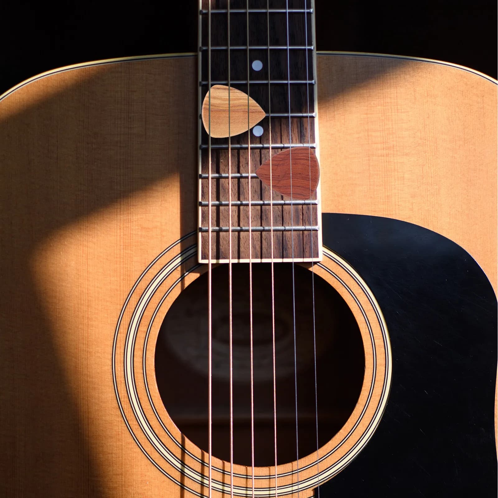 5 Pezzi Plettri per Chitarra in Legno Premium, Ecologici, con Scanalatura per il Pollice, Ergonomici, per Chitarra Elettrica, Acustica, Basso, Ukulele, Professionali e Affidabili
