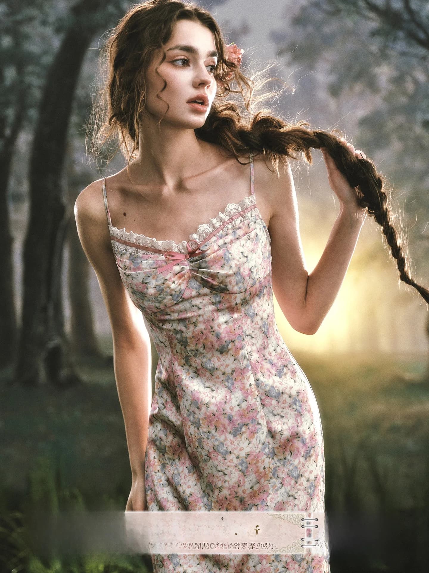Abito in Raso Rosa Mist Path LaceMade con Stampa Floreale, Stile Francese, Lunghezza Midi, Senza Maniche, Scollo a V, Chiusura con Cerniera Posteriore Invisibile per Primavera