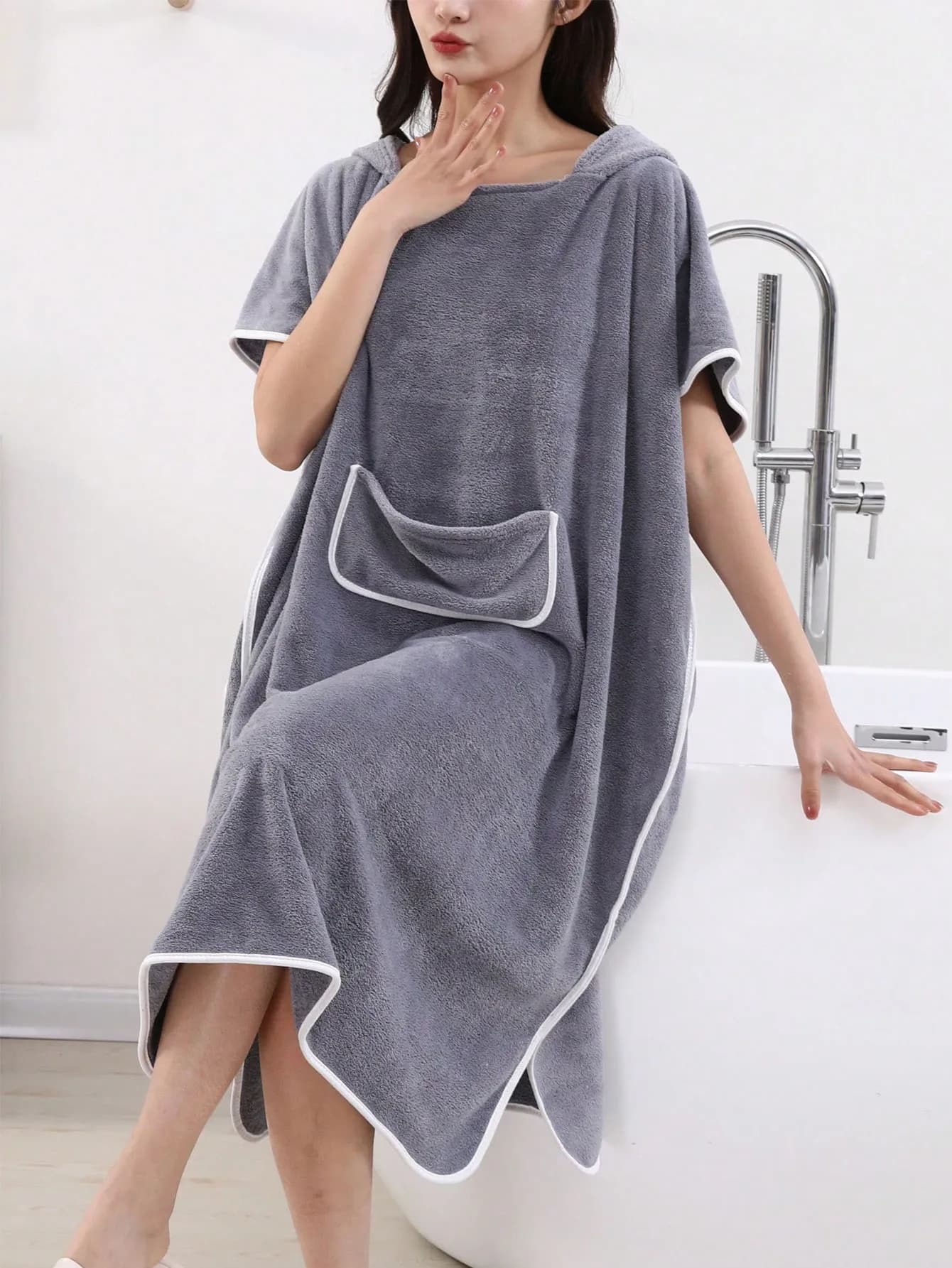 Ladies can wear a sleeveless bathrobe, a 1-piece coral fleece hooded robe, a women's towel with hat, thick water absorption