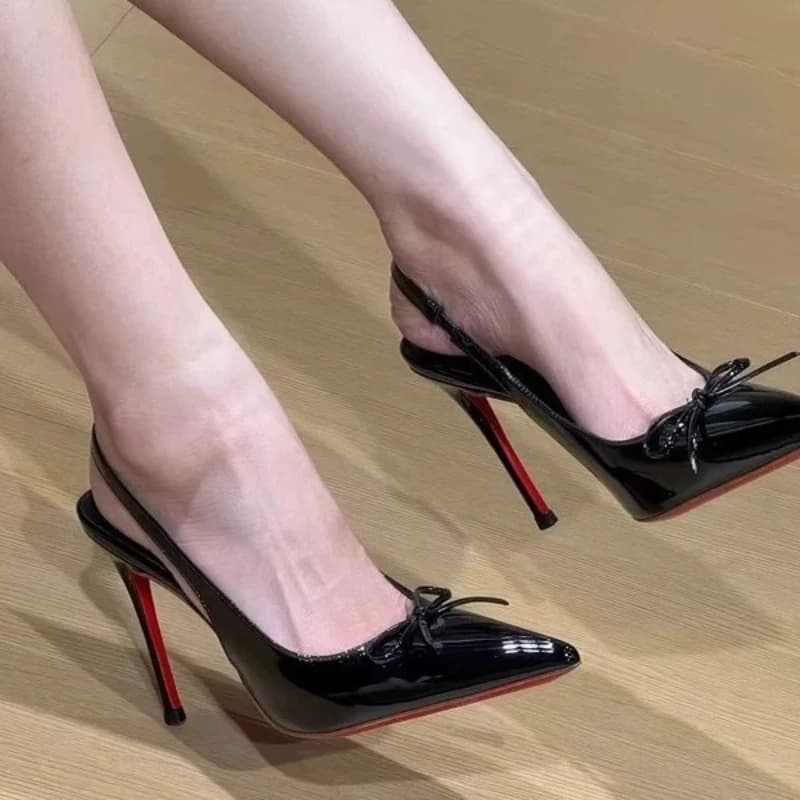 Tacchi alti da donna Stiletto 2025 Nuova pelle verniciata Testa a punta Bocca superficiale Scarpe singole Borsa Sandali con testa