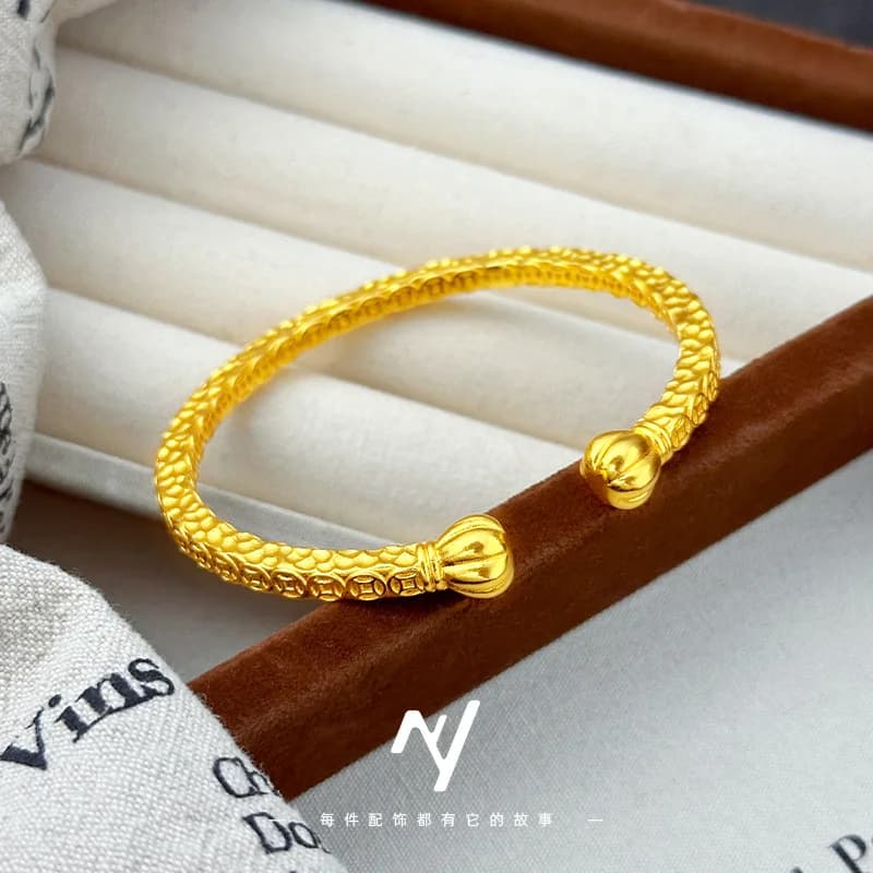 Nuova decorazione cinese a mano da donna 9999 Bracciale con perline di zucca aperta in vero oro 24 carati con motivo a martello inciso
