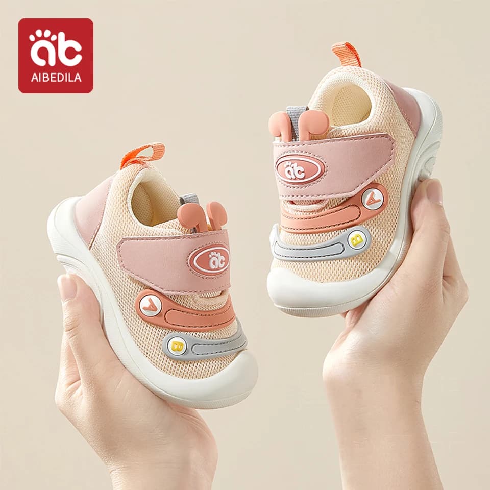 AIBEDILA scarpa per neonati neonato ragazze e ragazzi battesimo ricreativo scarpa da passeggio antiscivolo Sneaker bianca con suola morbida Prewalker