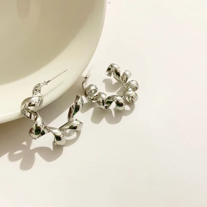Orecchini in Metallo Intrecciato per Donne, Orecchini Pendenti Curvi, Eleganti e Sofisticati, Gioielli Minimalisti che Valorizzano il Viso