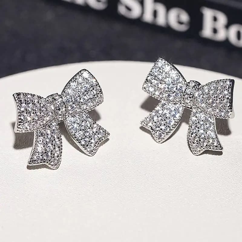 Huitan Orecchini a bottone da donna estetici completamente brillanti CZ a forma di fiocco Festa di fidanzamento Accessori eleganti Gioielli chic di moda
