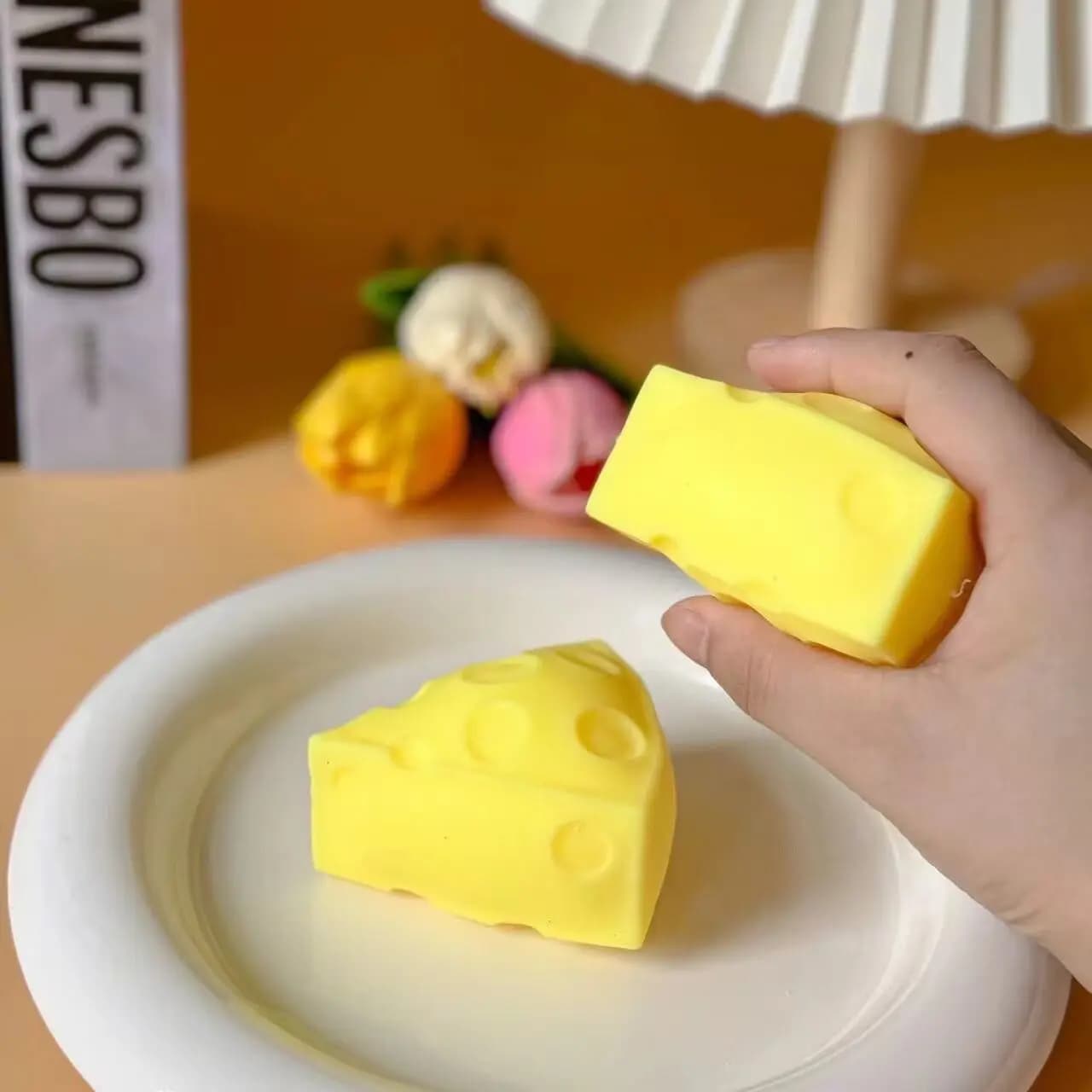Giocattolo antistress a forma di formaggio simulato, divertente da schiacciare, impasto di formaggio a lento ritorno, sollievo dall'ansia, regalo divertente