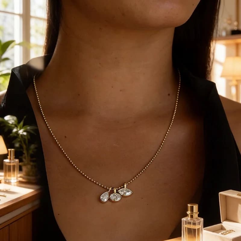 Collana Semplice da Donna per Uso Quotidiano, Pendente Geometrico con Zircone Bianco, Catena in Acciaio Inossidabile Placcato Oro, Gioiello Casual Elegante, Regalo