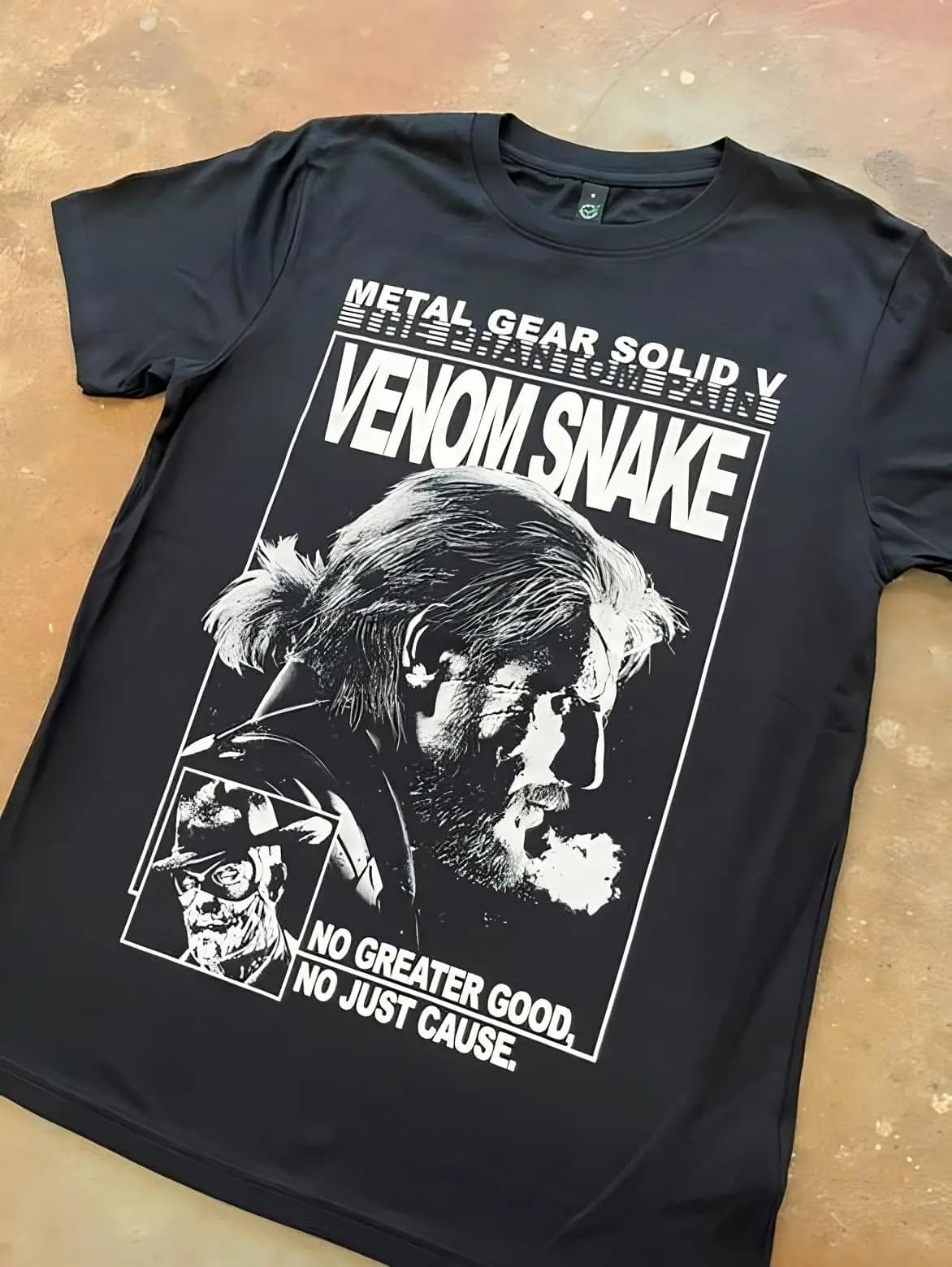 Maglietta Metal Gear Solid V in Cotone Organico: Edizione Limitata Anno Nuovo 2026, T-shirt a Maniche Corte