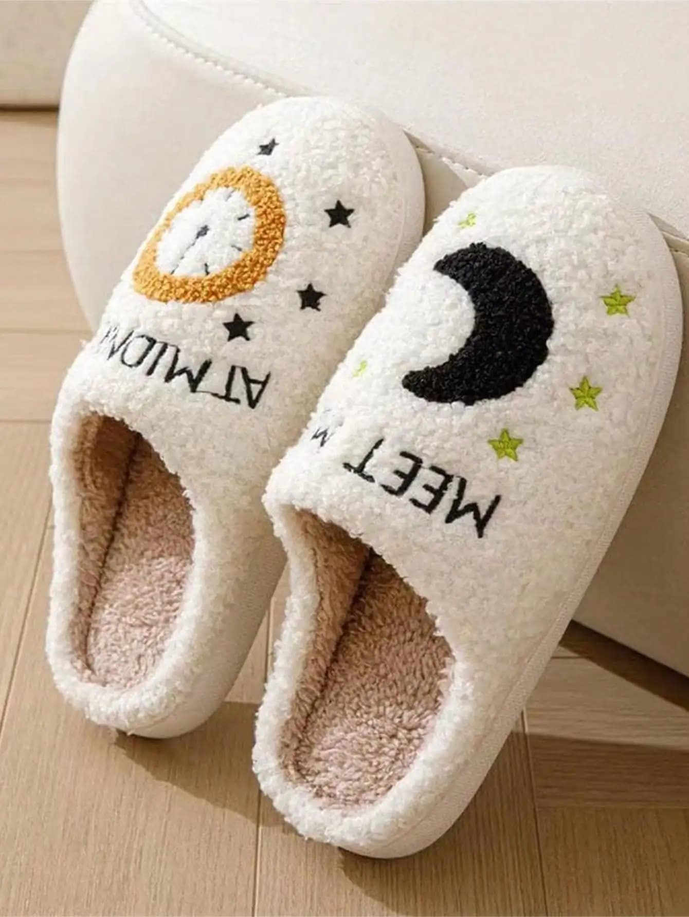 Fashionable and trendy winter Slippers with moon pattern, women's slippers, comfortable for everyday use, non-slip, fleece slippers for interior, c