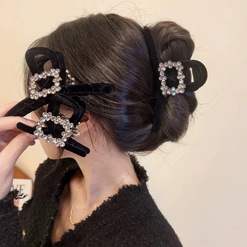 Hair clip with flogged strass black for elegant woman hair clip with high horsetail with shark