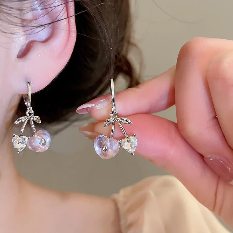 Orecchini a Cerchio con Ciondolo a Forma di Ciliegia per Donne, in Resina Rosa con Strass, Senza Chiusura a Bottone, Gioielli Trendy per Feste e Appuntamenti