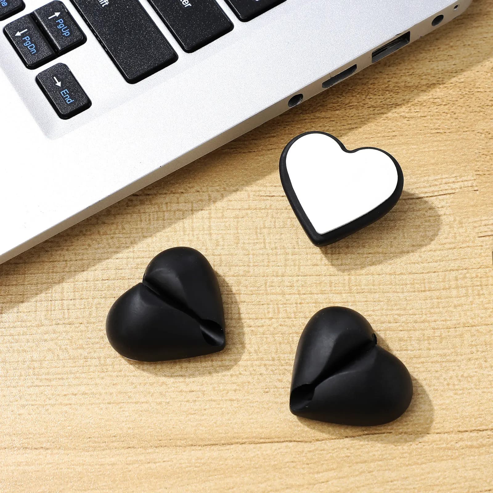 16 Pezzi Clip per Cavi Adesivi a Forma di Cuore, Organizzatore per Cavi da Scrivania, Supporto per Cavi di Ricarica, Clip per Gestione Cavi