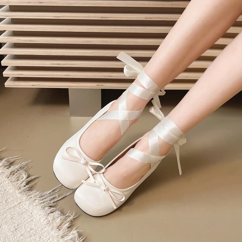 2025 Scarpe da balletto di seta in raso di lusso femminile Donna Classica punta quadrata Papillon Fascia elastica Ballerine da donna Mocassini morbidi