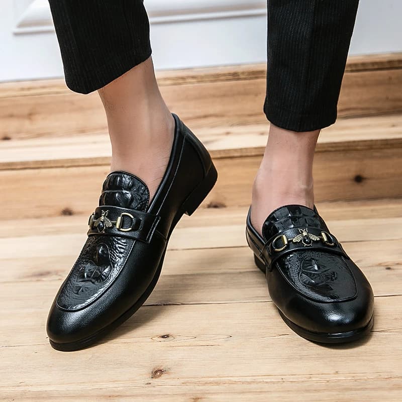 Scarpe casual in pelle a punta da uomo Tendenza coreana Mocassini stile britannico Abito da lavoro in pelle piccola ape piedi slip-on