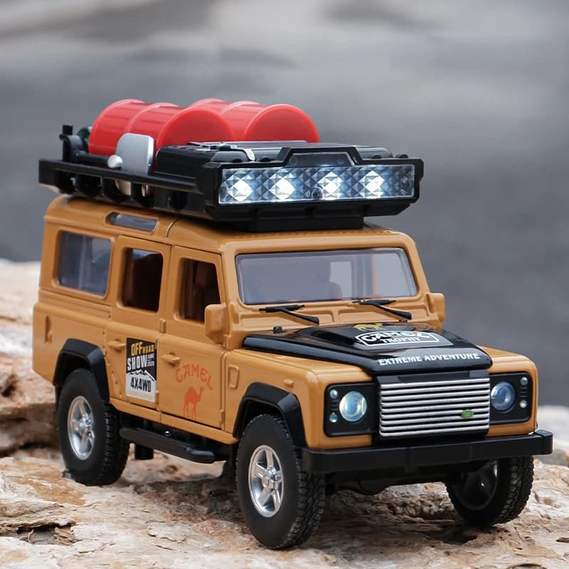 1:32 Land Rover Defender 110 CAMEL TROPHY Modello di auto in lega Suono e luce Tirare indietro Giocattolo per bambini da collezione Regalo di compleanno