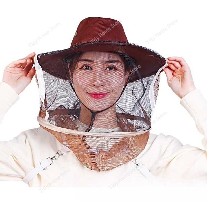 Strumenti per l'apicoltura: rosso addensato, berretto da cowboy occidentale abbottonato, forniture per attrezzi per api: cappello mimetico, rete nera per il viso, pesca