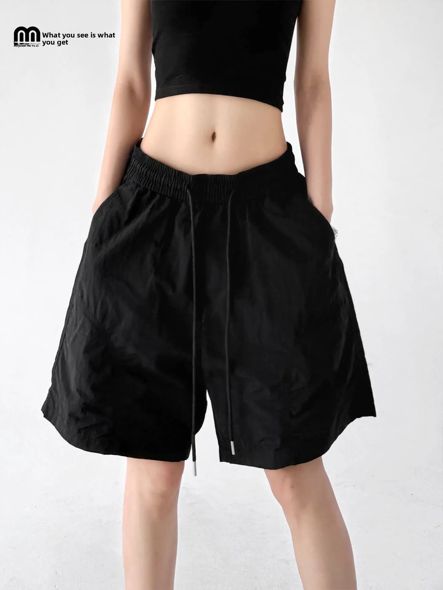 Pantaloncini Neri a Vita Alta da Donna, Casual Sportivi, Modellanti e Versatili, con Coulisse, Lunghezza al Polpaccio, Estate 2026