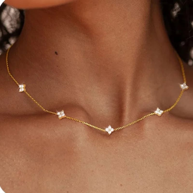 Collana a catena con zirconi intarsiati con fiori a quattro foglie alla moda per le donne, eleganti regali di compleanno per gioielli da festa con girocollo fortunato