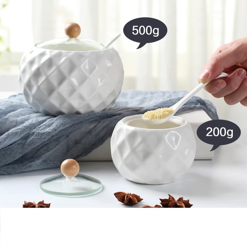 Vasetti di condimento in ceramica con coperchio in legno agitatori di sale forniture da cucina organizzatore di spezie bianco Set di cucchiai scatola di zucchero bianco