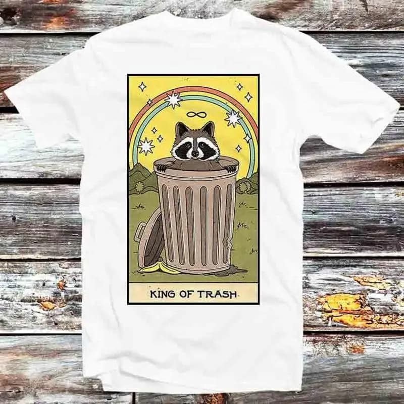 Maglietta della carta dei tarocchi del procione King Of Trash B1000