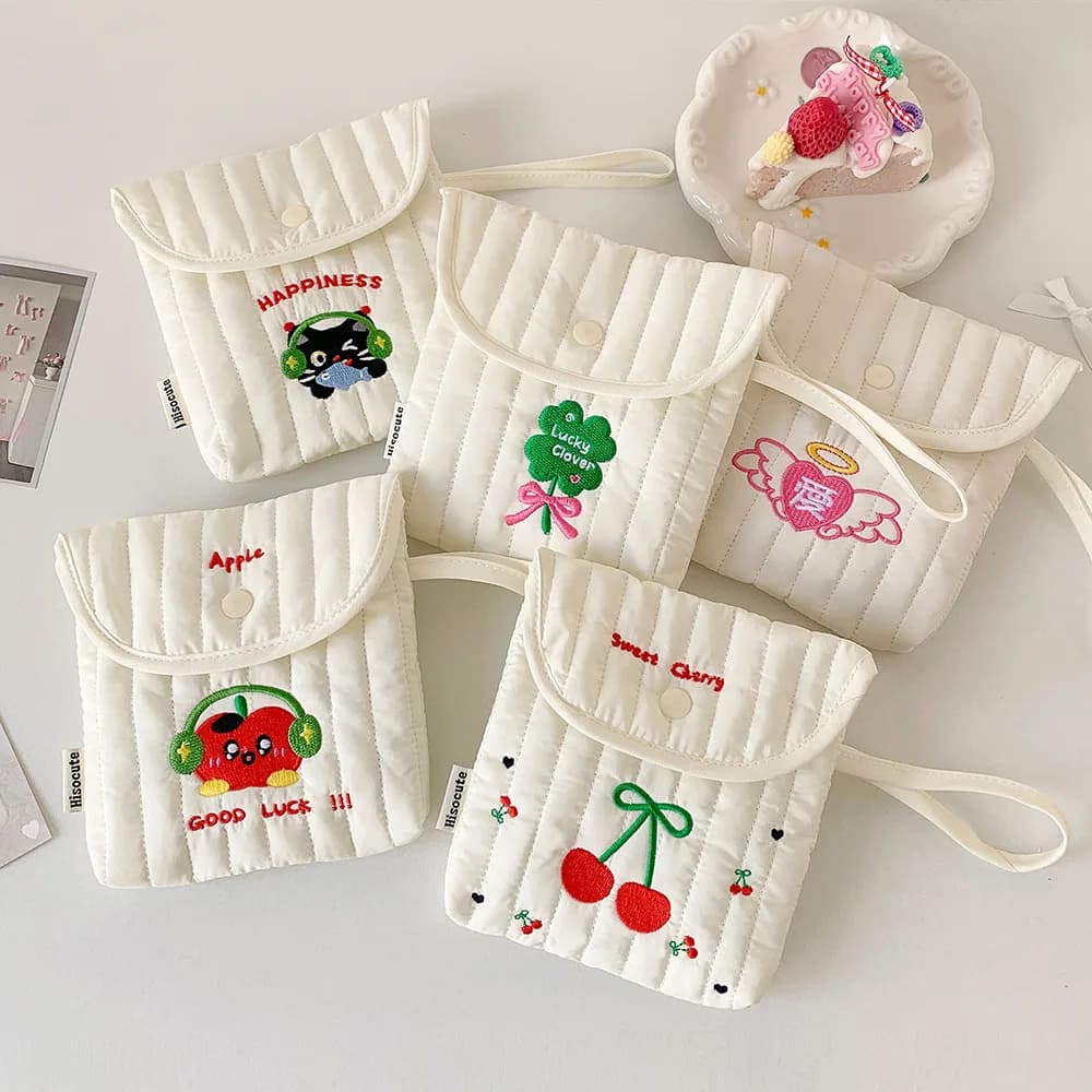 Astuccio per assorbenti con quadrifoglio cremoso, borsa mestruale portatile per ragazze carine, organizer per trucco estetico per studenti