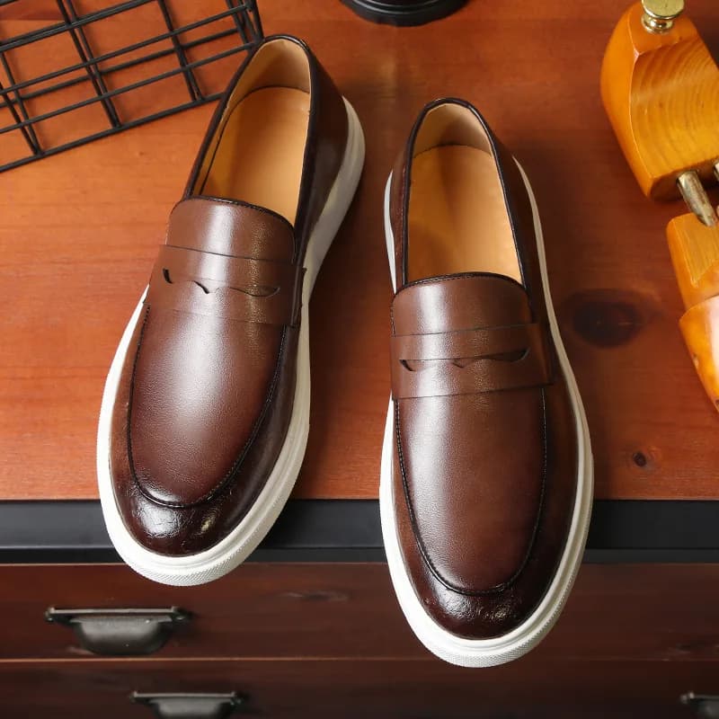 Nuove scarpe eleganti slip on casual da uomo estive 2025 Scarpe mocassini da guida da uomo con plateau stile britannico marrone nero