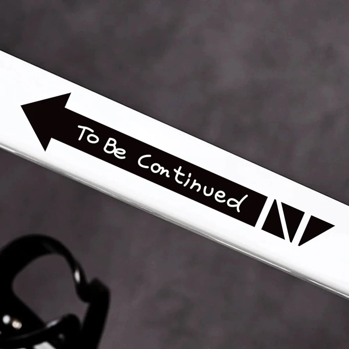 2 Pezzi Adesivi Freccia 'Da Continuare', Decalcomanie in Vinile Stile Meme, per Decorazione Telaio e Tubi di Moto, Bici, E-Bike