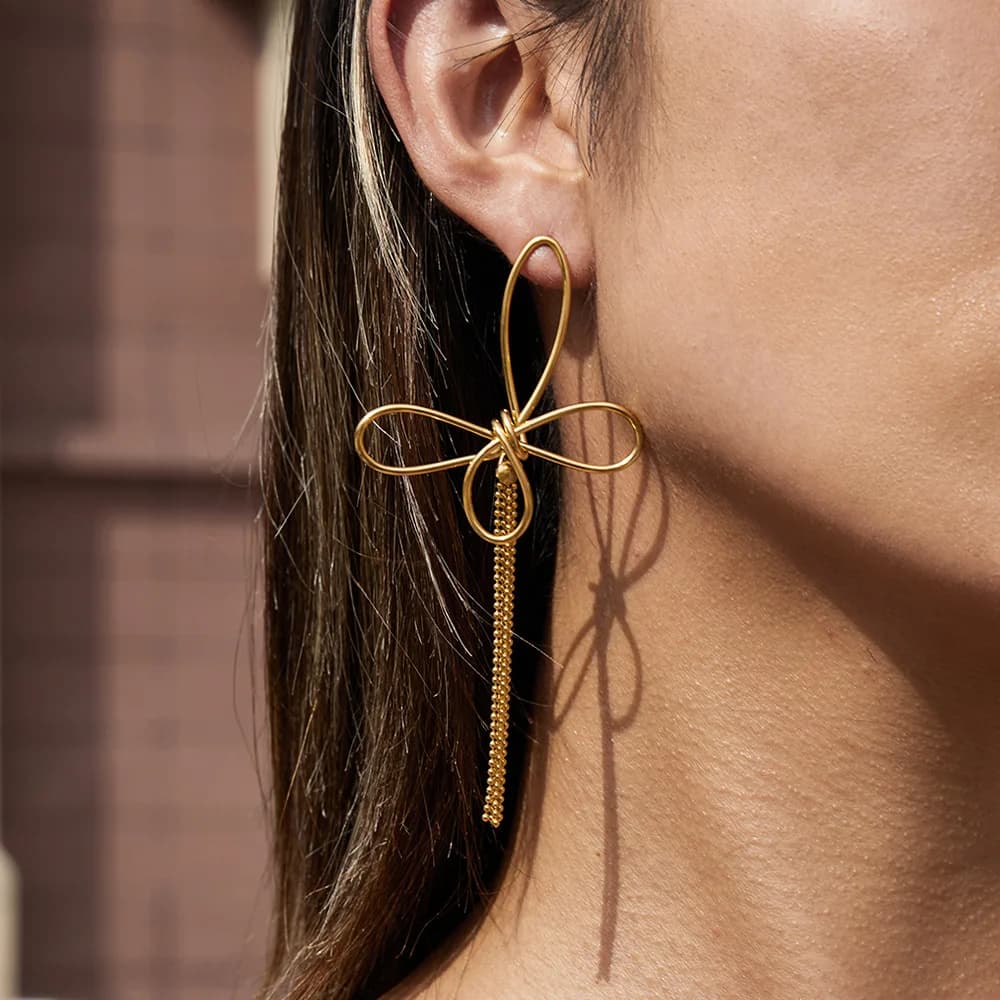 YHTOT Orecchini classici alla moda con nappa e fiocco in acciaio inossidabile placcato color oro 18 carati, regalo per feste da donna