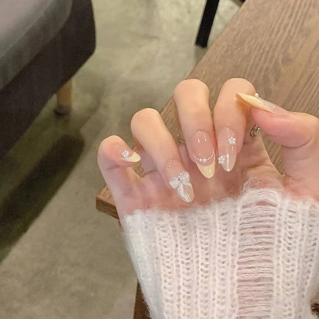 10 Pezzi Unghie Finte Riutilizzabili con Design a Fiocco, Unghie Finte Lunghe a Mandorla Press-on, Punte per Unghie Nude Rosa a Copertura Totale